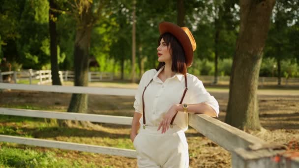Modieuze Vrouw Een Witte Outfit Hoed Bij Het Ranch Hek — Stockvideo