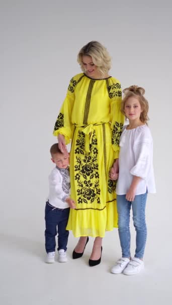 Moeder Heldere Outfit Kijkt Naar Haar Kinderen Meisje Witte Jurk — Stockvideo