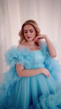 Düşünceli kadın bakışları ve nazikçe duruşu buluta benzeyen elbisesinin tülleri rüya gibi bir sakinlik saçıyor..