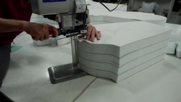 一个人在纺织厂的机器上裁剪衣服的细节 — 图库视频影像
