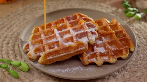 Tatlı Belçika Waffle Inın Üzerine Karamel Dökülüyor — Stok video