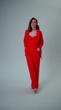 Kırmızı pantolonlu ve topuklu ayakkabılı kadın..