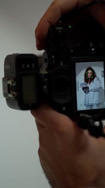 Kamera ekranının yansıması olarak modelin fotoğraf oturumu.