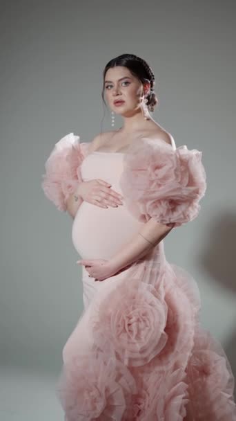 Elegante Schwangere Einem Luxuriösen Kleid Aus Rosa Stoffen Und Floralen — Stockvideo