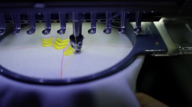 Tekstil nakış makinesinin kapanışı çalışma sürecinde başlıkları iğneler.