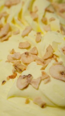 Dilimlenmiş muzlu soğuk dondurma.