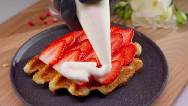 Waffle Belgian Prospețime Răcoroasă Căpșunilor Acoperit Umplutură Generoasă Artistică Cremă — Videoclip de stoc