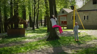 Okul çocukları ip üzerinde eğleniyor ve eğleniyor..