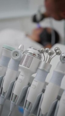 Modern estetik cihazlar, her biri profesyonel ortamlarda belirli bir tür cilt bakım terapisi için tasarlanmıştır..