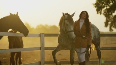 Sisli şafağın ortasında, düşünceli atlı kadın benekli atıyla yürüyor..