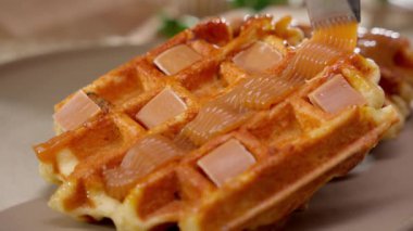 Karamelli Altın Belçika waffle 'ı.