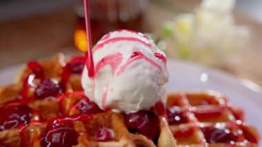 Vişne soslu Belçika waffleları ve şuruplu vanilyalı dondurma..