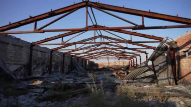 Eski terk edilmiş fabrika. Eski endüstriyel kompleksin içi. Harabeler.
