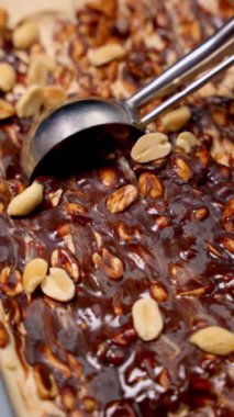 Fıstıklı çikolatalı dondurma, iştah açıcı ve lezzetli görünüyor. Dondurmaya sofistike bir görünüm katıyor. Dondurma ve tatlı kampanyaları için mükemmel..