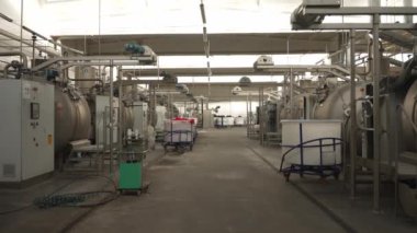 Flax üretiminde kullanılan ekipman ve makinelerle ve diğer endüstriyel ekipmanlarla birlikte üretim atölyesinin içi.