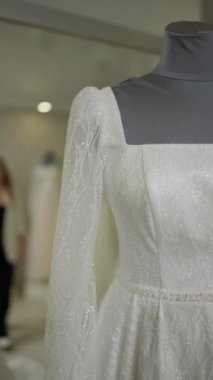 Mankenler üzerindeki boncuklu gelinliğin yakından görünüşü, el yapımı elbiseler gibi..