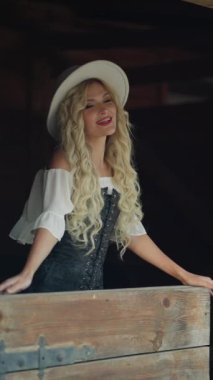 Korse elbiseli ve diz boyu çizmeli kadınlar klasik cazibeyle modern country tarzını birleştiriyor..