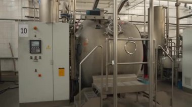 Tekstil ürünlerinin işlenip üretildiği tekstil fabrikasında büyük endüstriyel ekipmanlar.