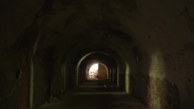 Eski zindanın yırtık duvarları.