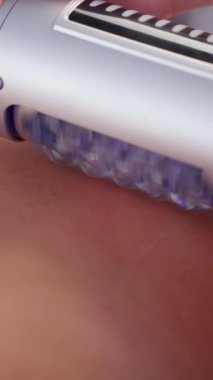 Cilt üzerinde kullanılan el masajı cihazının yakın plan resmi.