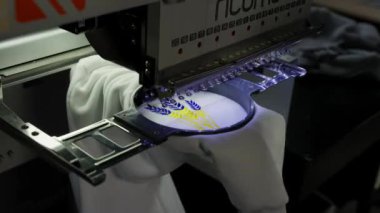 Tekstil Üretiminde Hassas Nakış Makineleri. Nakış makineleri kumaş üzerinde tasarımlar oluşturur.