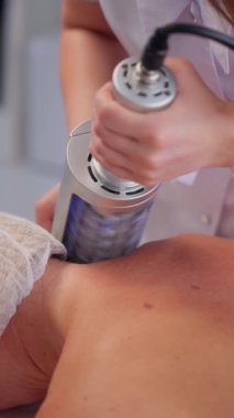 Terapistin hastaların cildine son teknoloji ürünü bir cihaz uygulayarak profesyonel bir ortamda tedavi amaçlı tedavi uygulaması..