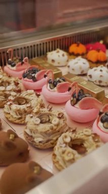 Karmaşık tasarımlar ve çeşitli dokuların yer aldığı bir fırın kutusunda lezzetli bir gurme hamur işi dizisi gösterilir.