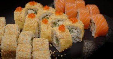 Japon restoranındaki tepside çeşit çeşit suşi..