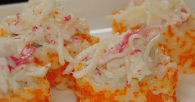 Suşi nigiri somon Japon yemeği. Japon gurme. Çiğ balık ve pilav. Tipik Asya yemekleri. Yüksek kalite 4k görüntü