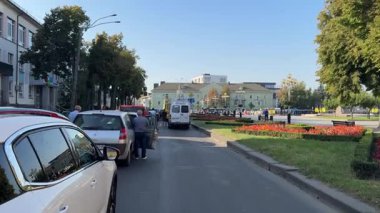 Ukrayna 'da araçların durduğu ve insanların şehit askerleri onurlandırmak için bir an için sessiz kaldığı bir sokak sahnesi..