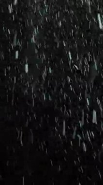 Geceleri düşen kar taneleri