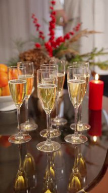 Şenlikli bir toplantıda şampanya kadehleriyle grup olarak kadeh kaldıracağız.