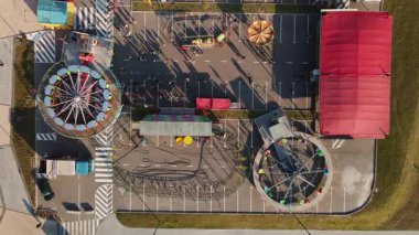 Dönme dolaplar, lunapark tekerleri, lunapark trenleri ve renkli gösterilerin olduğu tepeden tırnağa bir hava manzarası..