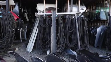Bir depoda depolanan kapı, pencere, tampon ve lastik mühürler de dahil olmak üzere kullanılmış otomotiv parçaları koleksiyonu..