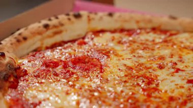 Domates soslu sıcak peynirli pizza, erimiş altın mozzarella ile taze pişmiş kabuk..