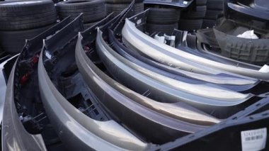 Tamponlar ve lastikler bir ölçekte istiflenmiş arabalar için, kullanılmış araba parçaları geri dönüşüm veya yeniden satış için.