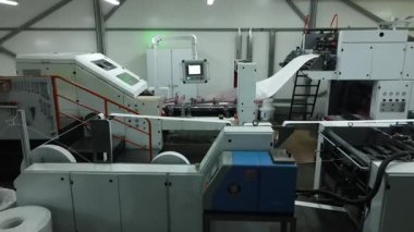 Otomatik kağıt işleme makinesi fabrikada, endüstriyel baskı ekipmanları çalışıyor, yüksek teknoloji tesisi.