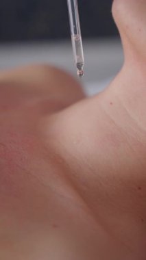 Yaka derisi üzerine serum uygulaması, damlatıcı cilt işlemi sırasında nemlendirici sıvı salgılar..