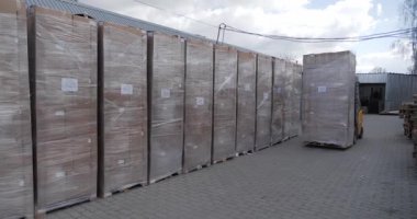 Forklift açık havada büyük paletleri taşıyor, endüstriyel ambalaj ve depolama lojistiği.