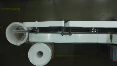 Plastik ruloları büken modern endüstriyel makine, otomatikleştirilmiş üretim ekipmanlarının üst görüntüsü.