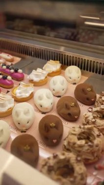 Bir dükkanda sergilenmekte olan hayvan temalı çeşitli kekler.