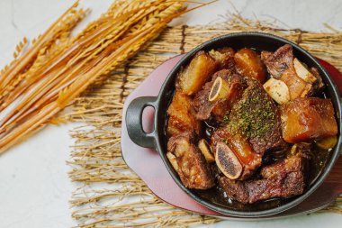 Biftek kısa kaburga, yağlı, tatlı soya soslu ve havuç, kestane, ginko fındığı ve diğer sebzelerle sulanana kadar kavurulmuş..