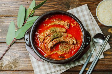 deunggalbi kimchi jjigae, Kore pirzolası ve kimchi yahnisi.