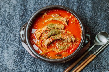 deunggalbi kimchi jjigae, Kore pirzolası ve kimchi yahnisi.