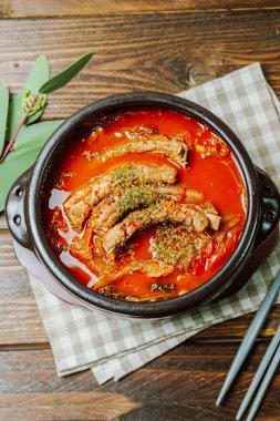 deunggalbi kimchi jjigae, Kore pirzolası ve kimchi yahnisi.