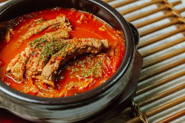 deunggalbi kimchi jjigae, Kore pirzolası ve kimchi yahnisi.