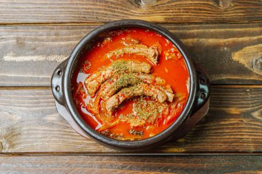 deunggalbi kimchi jjigae, Kore pirzolası ve kimchi yahnisi.