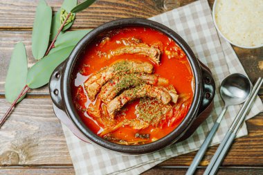 deunggalbi kimchi jjigae, Kore pirzolası ve kimchi yahnisi.