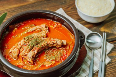deunggalbi kimchi jjigae, Kore pirzolası ve kimchi yahnisi.