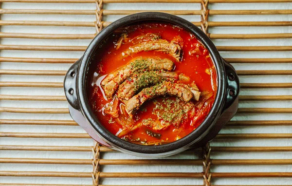 deunggalbi kimchi jjigae, Kore pirzolası ve kimchi yahnisi.